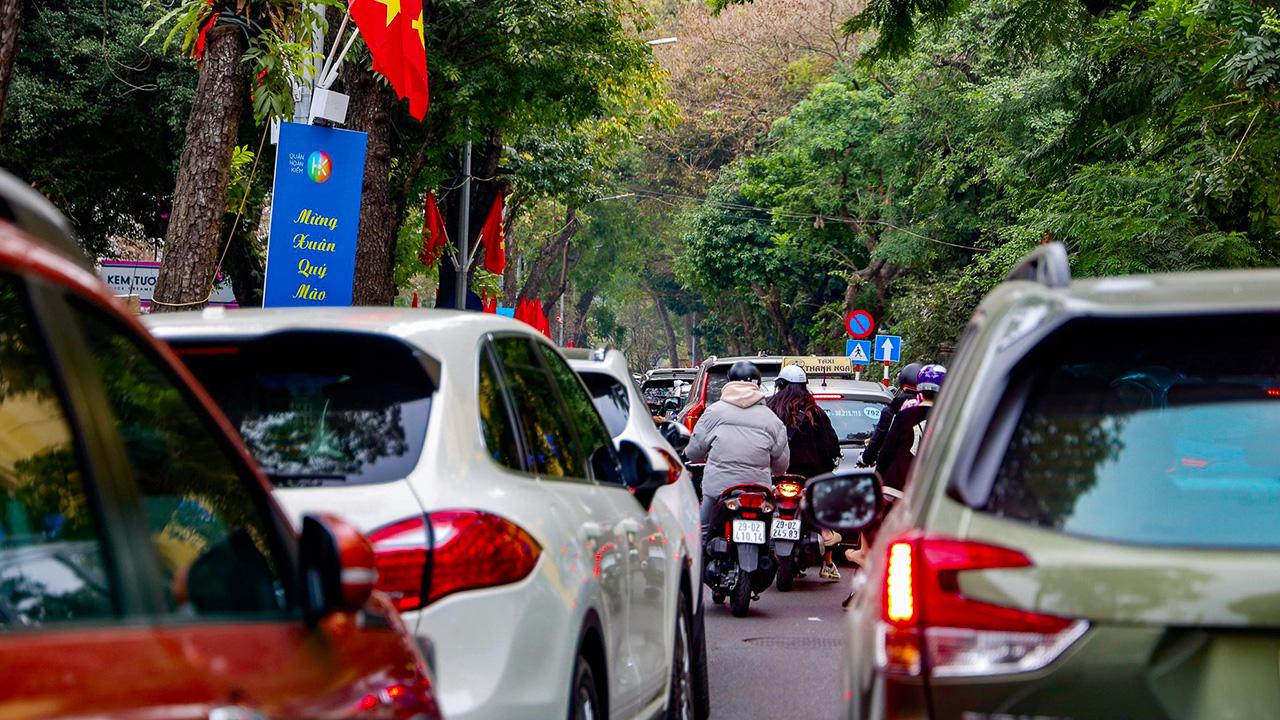 Transportation access to hang giay street hanoi
