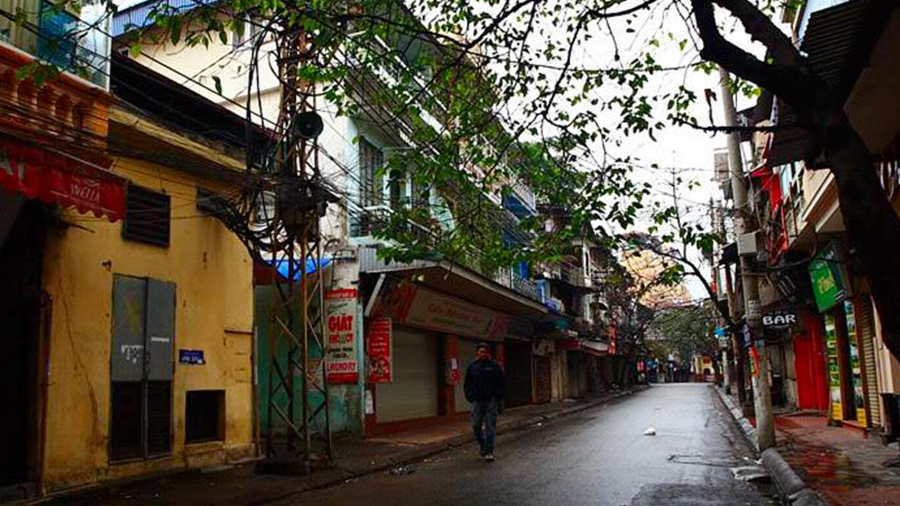 Local etiquette and customs hang giay street hanoi