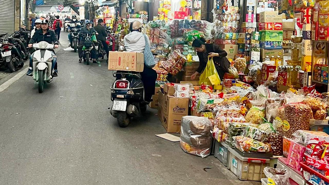 Shopping experience on hang giay street hanoi
