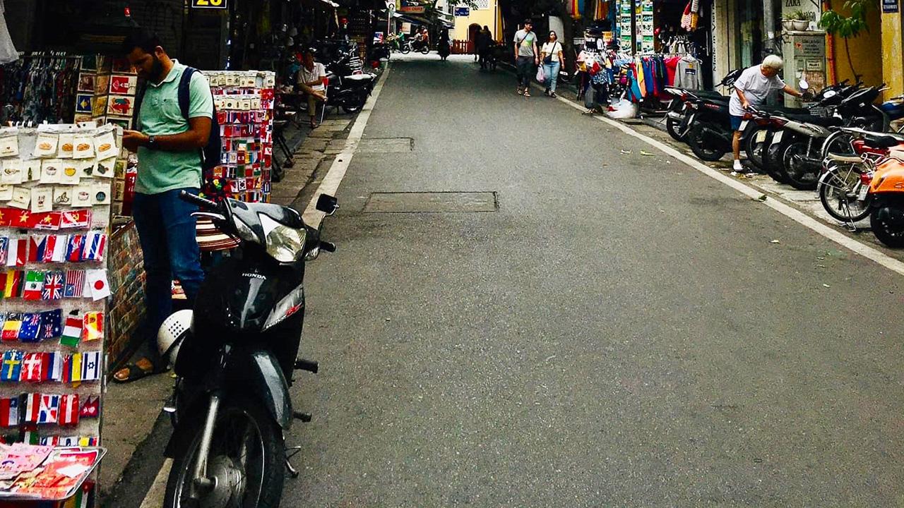 Popular shops and brands hang giay street hanoi
