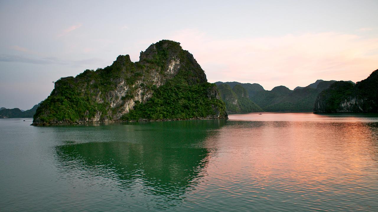 Ha long bay vs. komodo national park