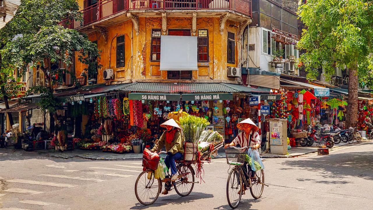 Safety tips for travelers in the hanoi old quarter walking tour
