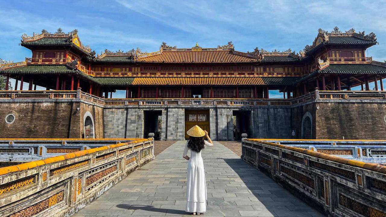 The Complex of Hue Monuments