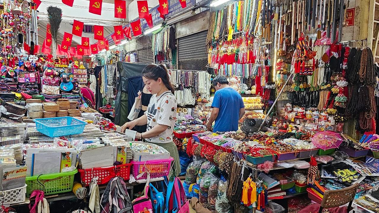 Hàng lưu niệm, thủ công mỹ nghệ ở chợ Đồng Xuân
