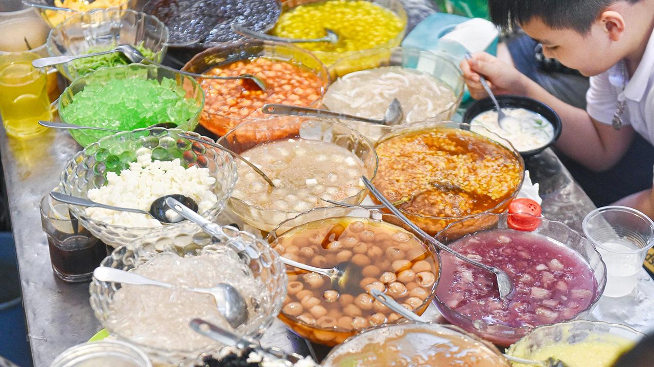 Nhiều món chè hấp dẫn ở chợ Đồng Xuân