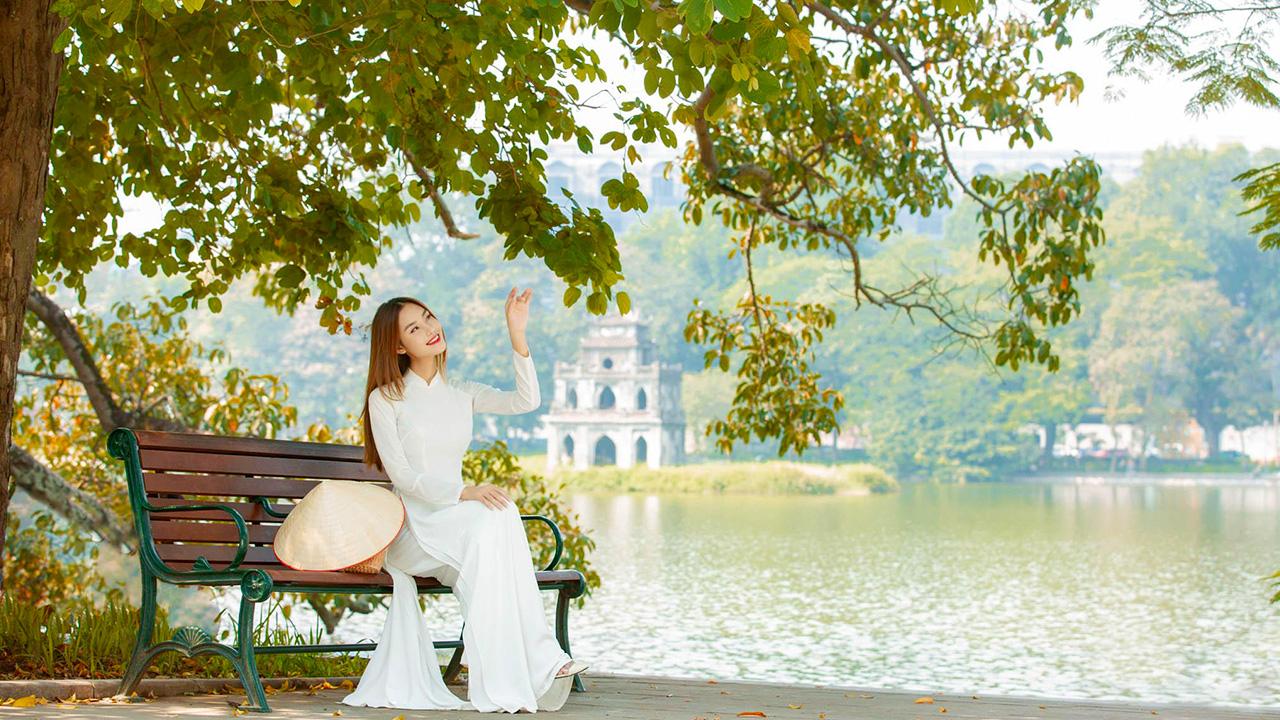 Thiếu nữ chụp ảnh bên hồ Gươm