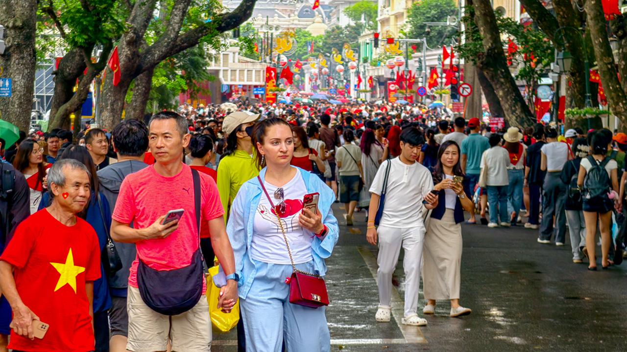 Phố đi bộ Hồ Gươm nhộn nhịp vào dịp cuối tuần