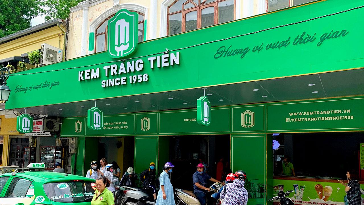 Kem Tràng Tiền thu hút mọi tầng lớp nhân dân và du khách