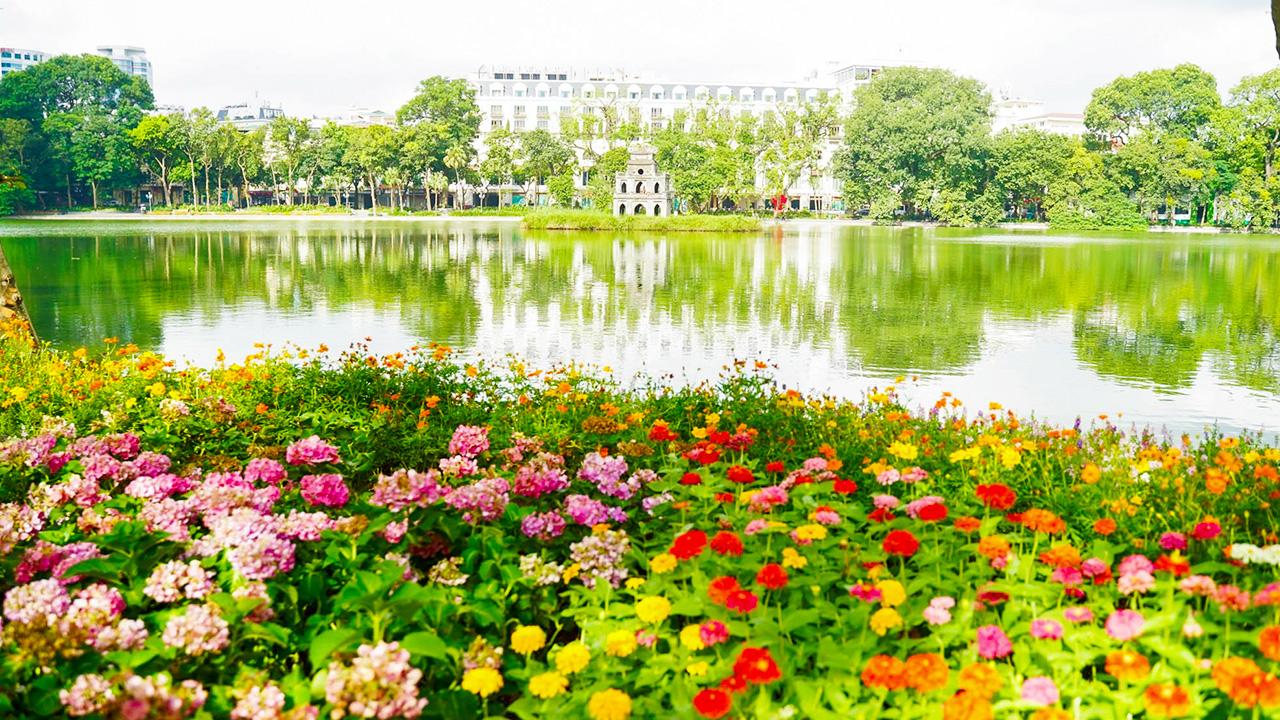 Hồ Hoàn Kiếm vào mùa xuân