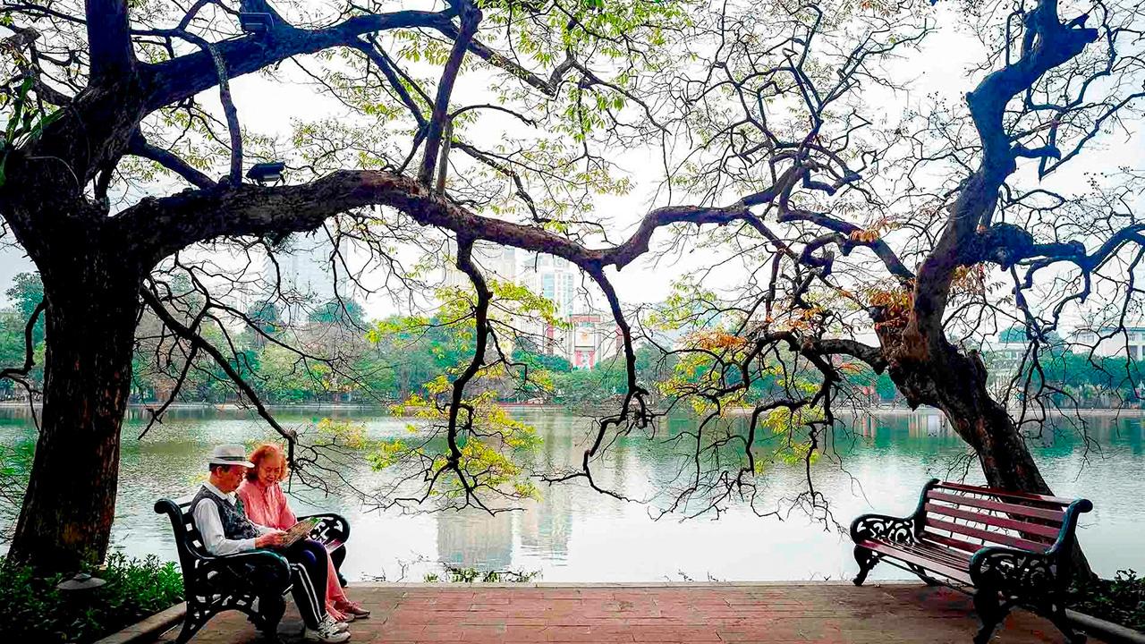 Khung cảnh thanh bình bên Hồ Hoàn Kiếm