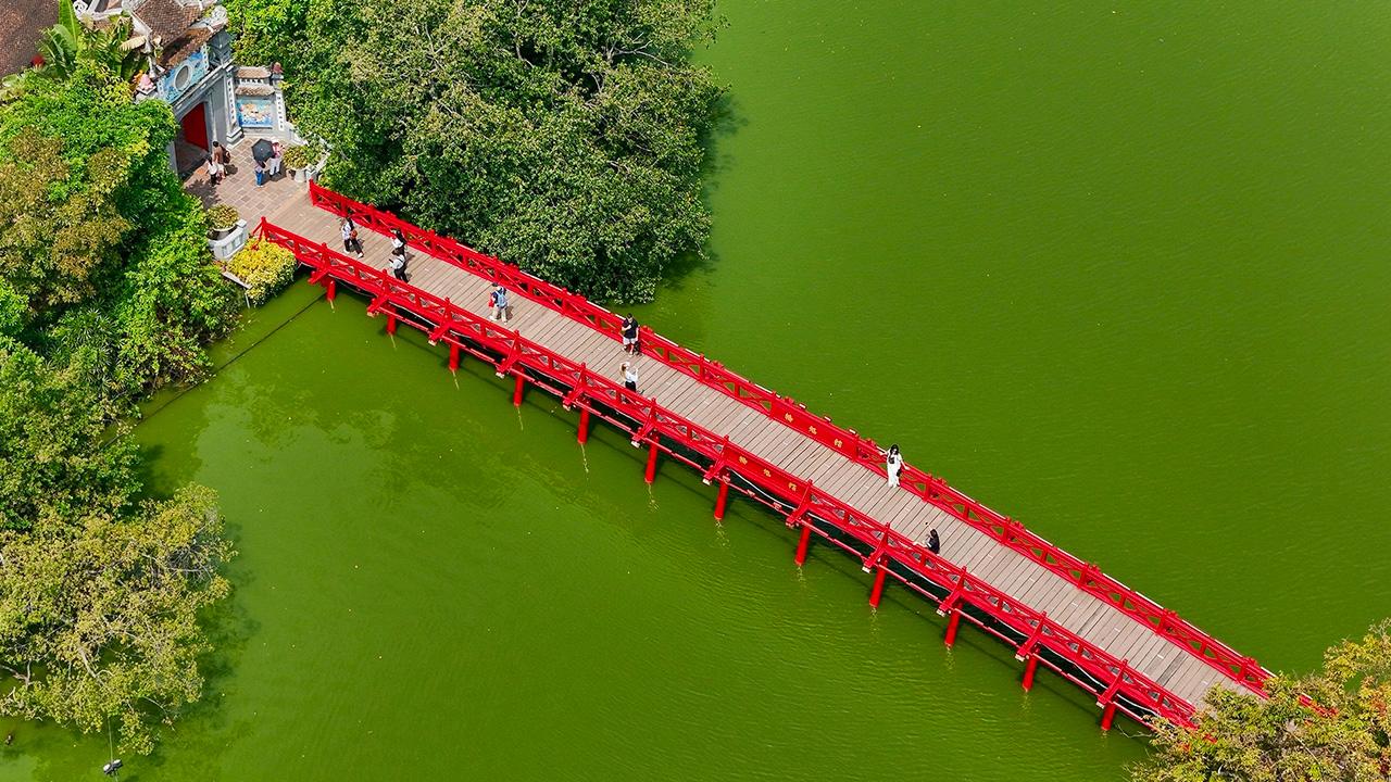 Cầu Thê Húc - Cây cầu của bình minh rực sáng