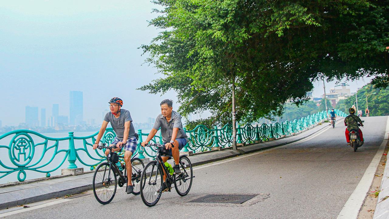 Đạp xe vòng quanh hồ Tây