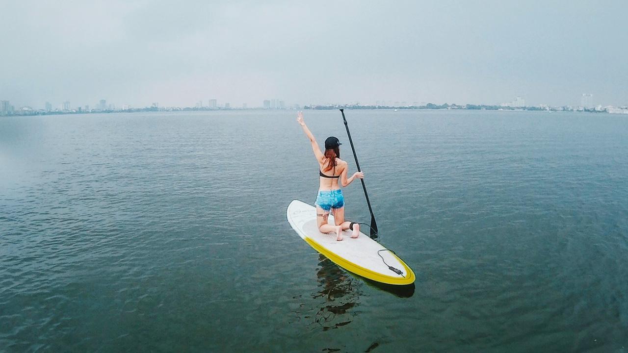 Chèo SUP ở Hồ Tây