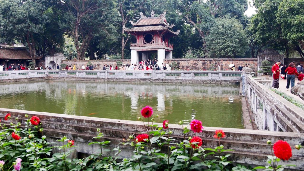 Hồ Văn & vườn Giám