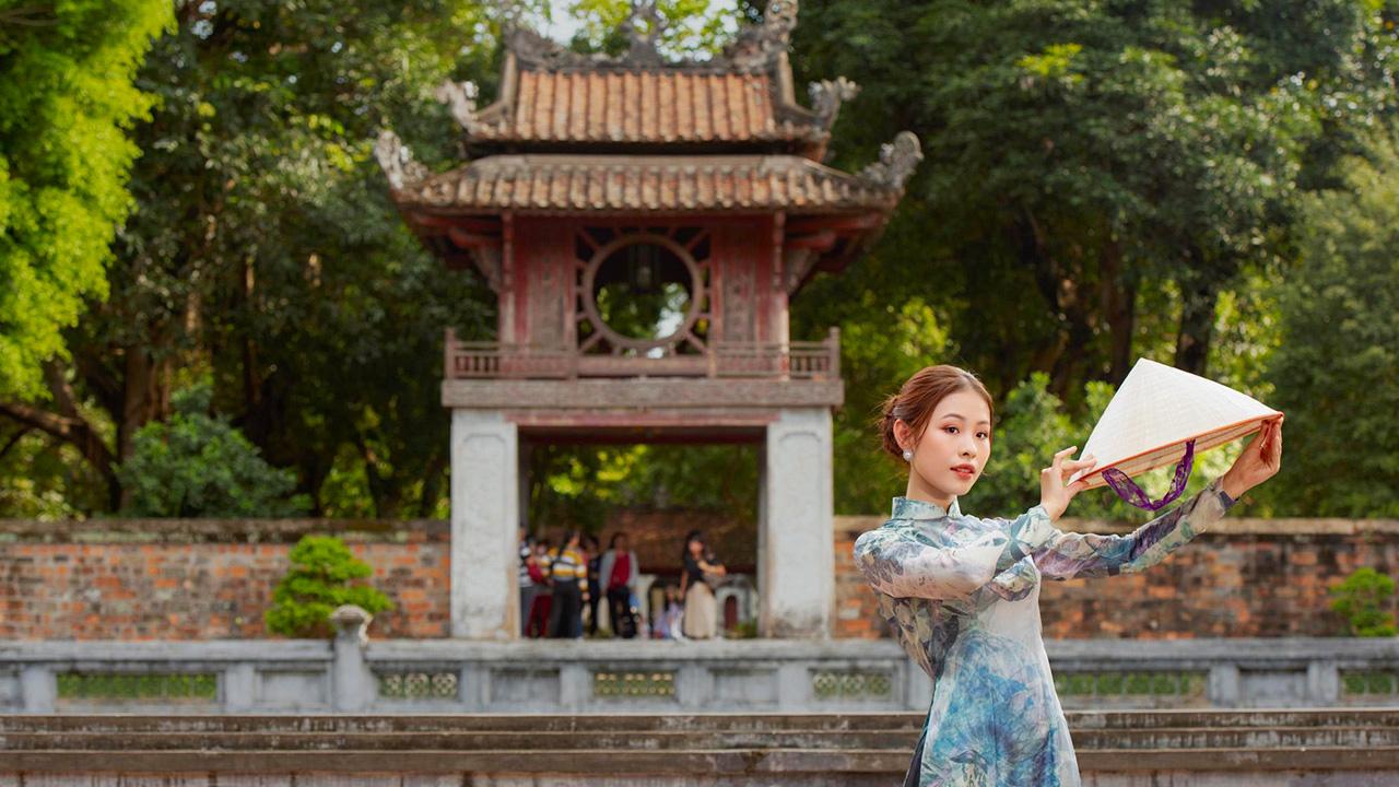 Chụp ảnh tại Văn Miếu Quốc Tử Giám