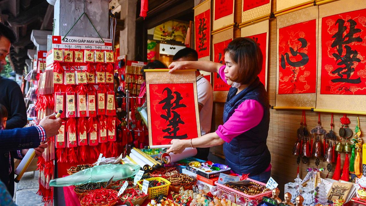 Mua quà lưu niệm tại Văn Miếu