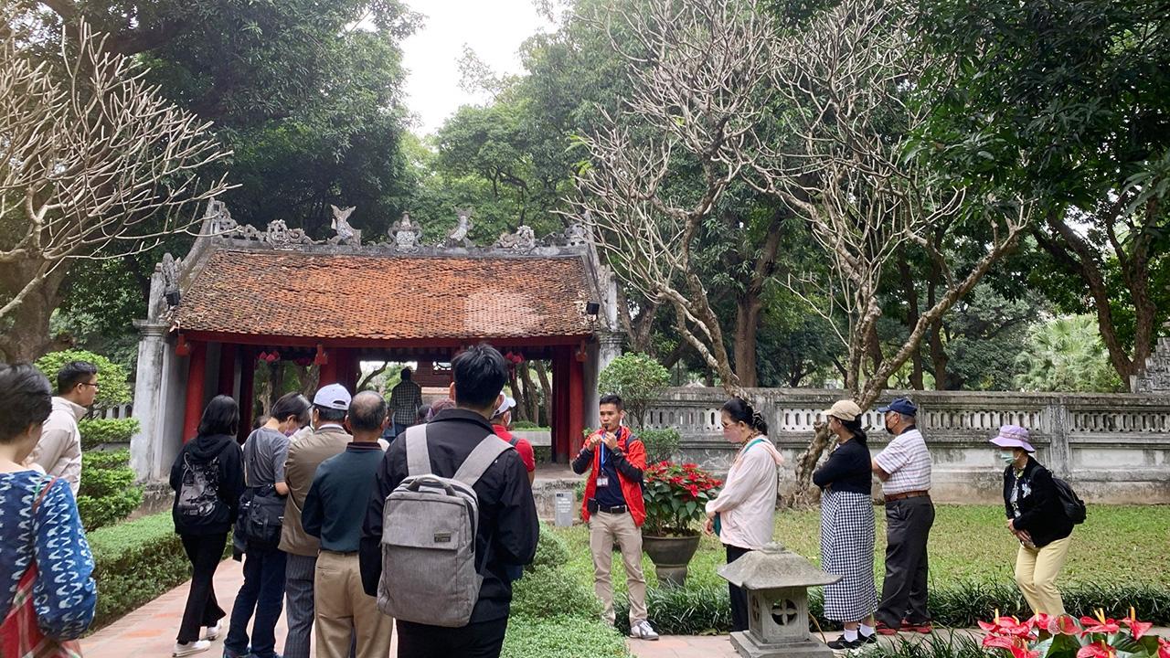 Thăm Văn Miếu theo nhóm