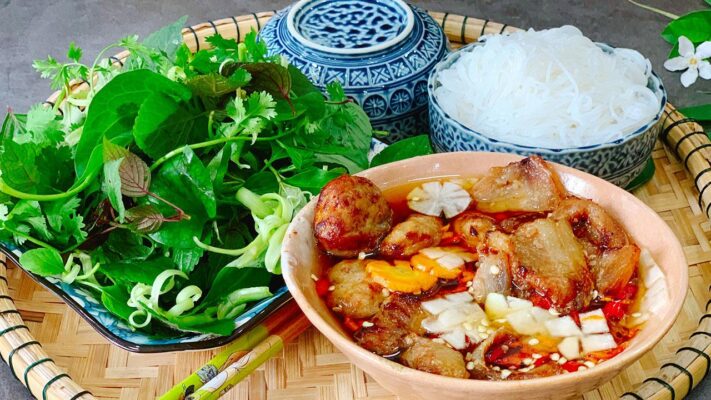 Bún chả Hà Nội truyền thống với bún trắng, chả nướng và rau thơm