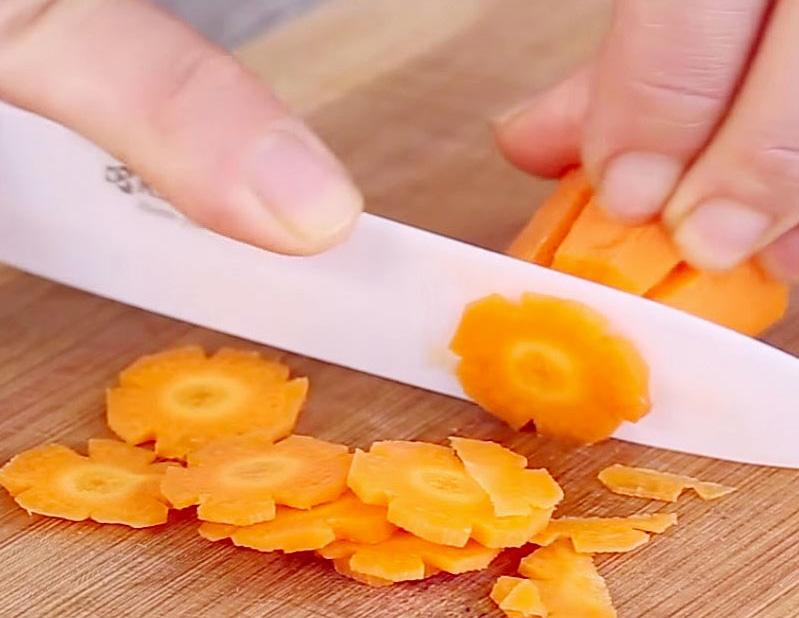 Đầu bếp pha nước chấm bún chả với tỏi, ớt, giấm và đường