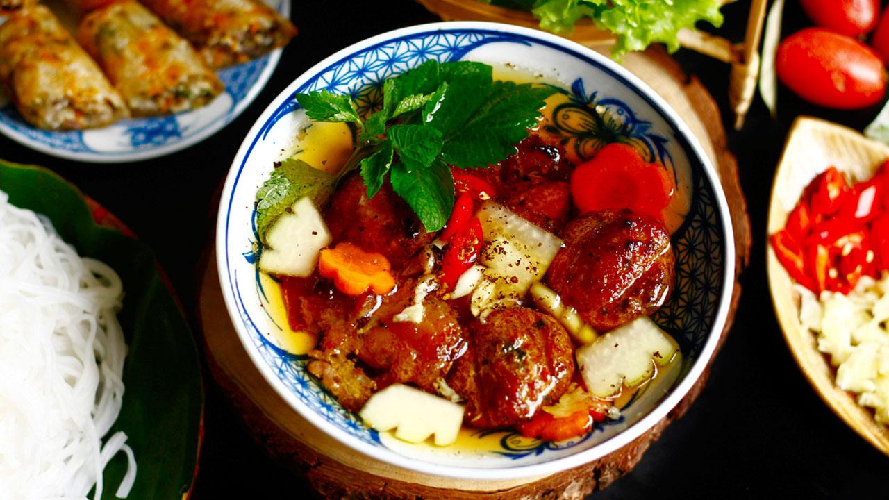 Đầu bếp nướng chả trên than hoa truyền thống Hà Nội