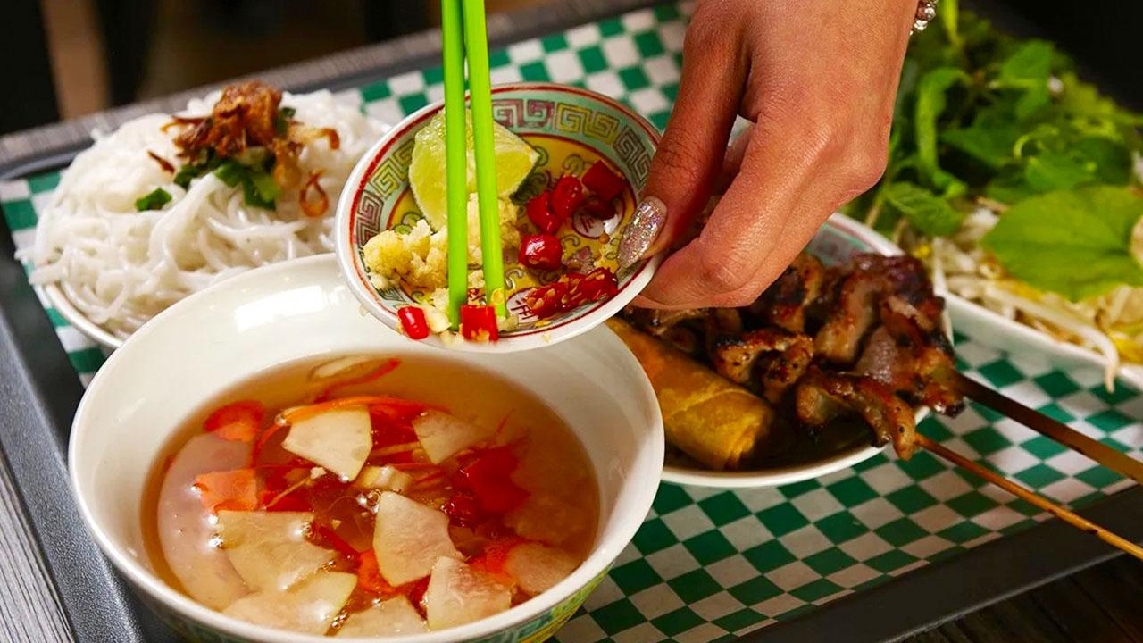 Tô bún chả Hà Nội đầy đủ chả, bún, rau và nước chấm