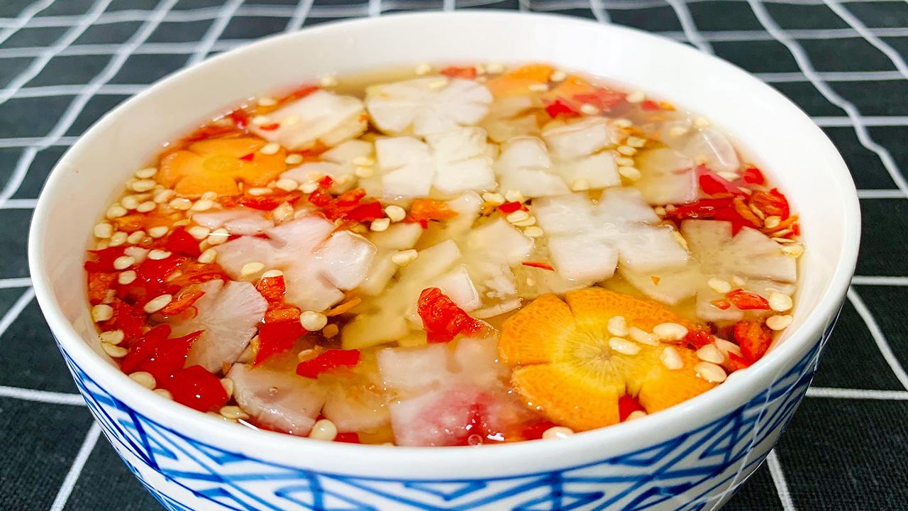 Bát nước chấm bún chả vàng óng với đu đủ ngâm chua ngọt