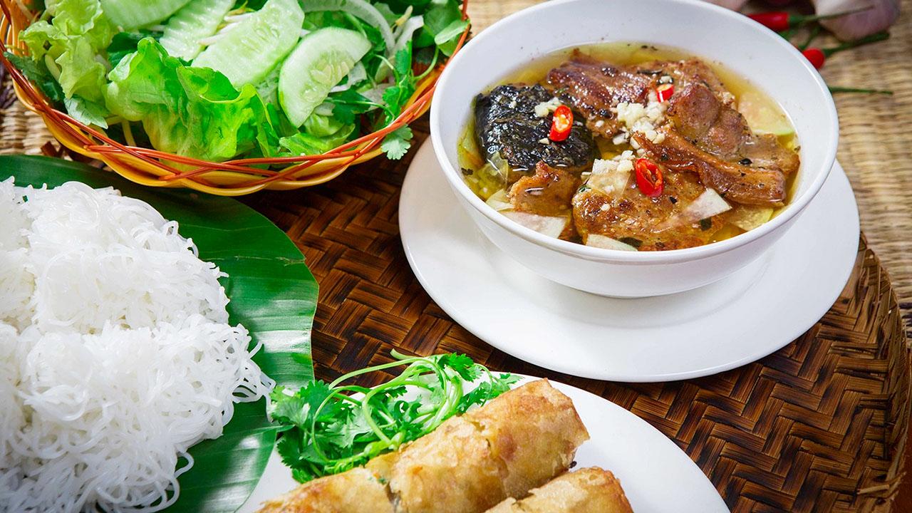 Đĩa bún, rau sống, dưa góp và chả nướng bày biện tinh tế