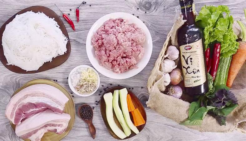 Nguyên liệu tươi chuẩn bị cho món bún chả: thịt ba chỉ, rau thơm, bún, nước mắm