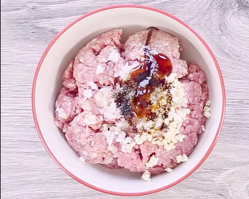 Thịt heo được ướp gia vị sẵn sàng nướng cho món bún chả