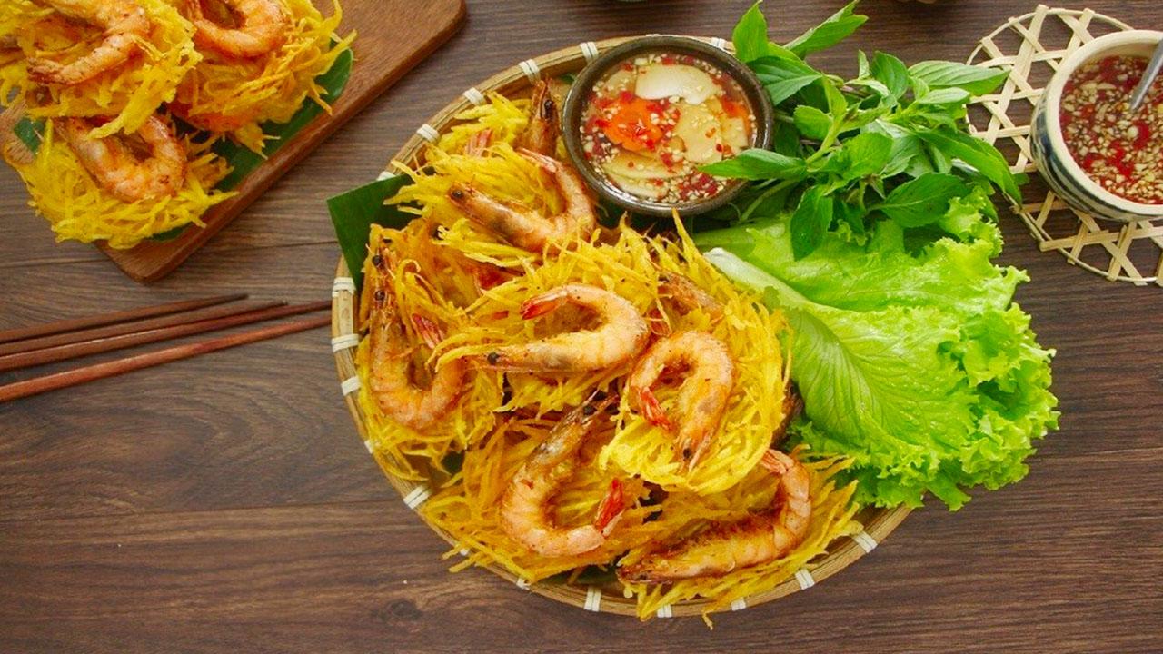 Đĩa bánh tôm Hồ Tây vàng giòn