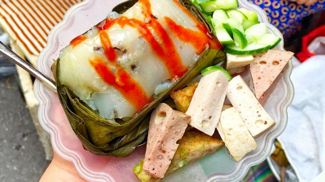 Bánh giò Hà Nội nóng hổi gói trong lá chuối