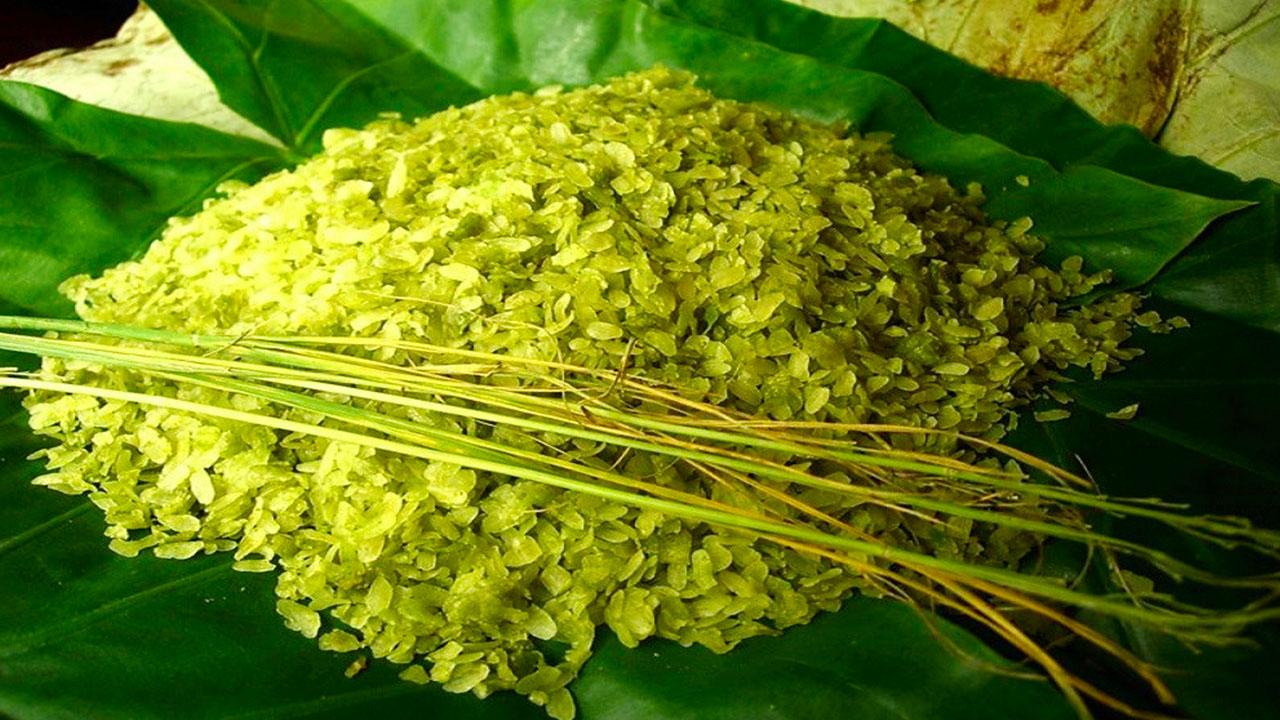 Cốm làng Vòng gói trong lá sen