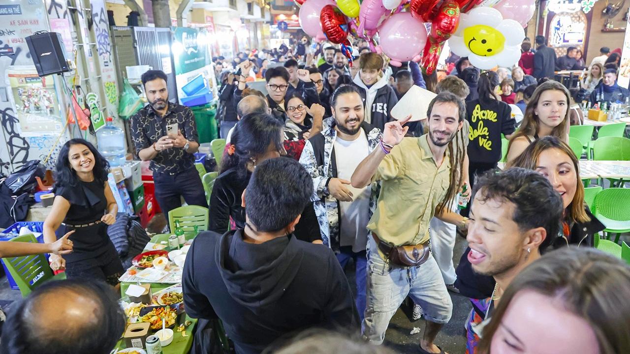 Du khách thưởng thức đặc sản khi du lịch Hà Nội
