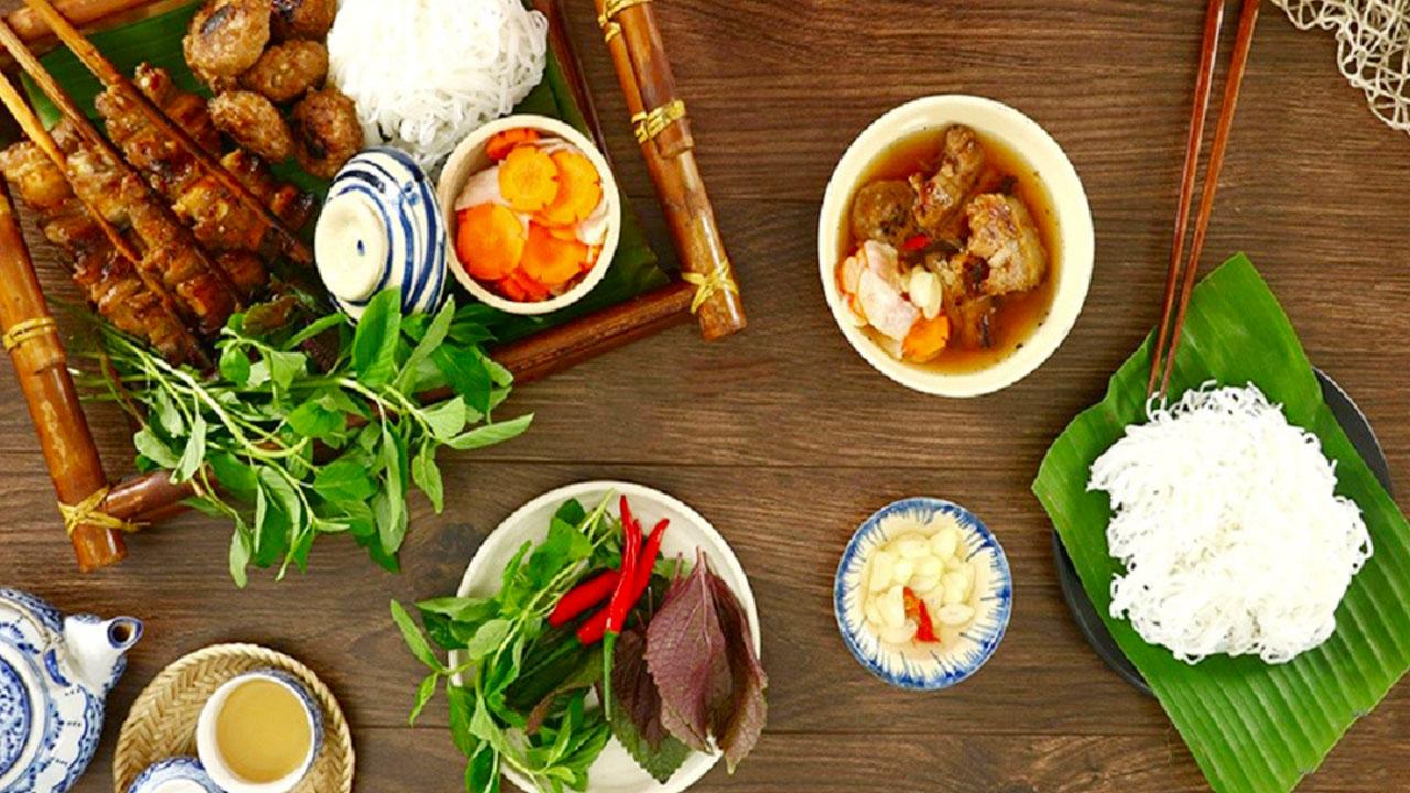 Bún chả Hà Nội với thịt nướng và nước mắm chua ngọt