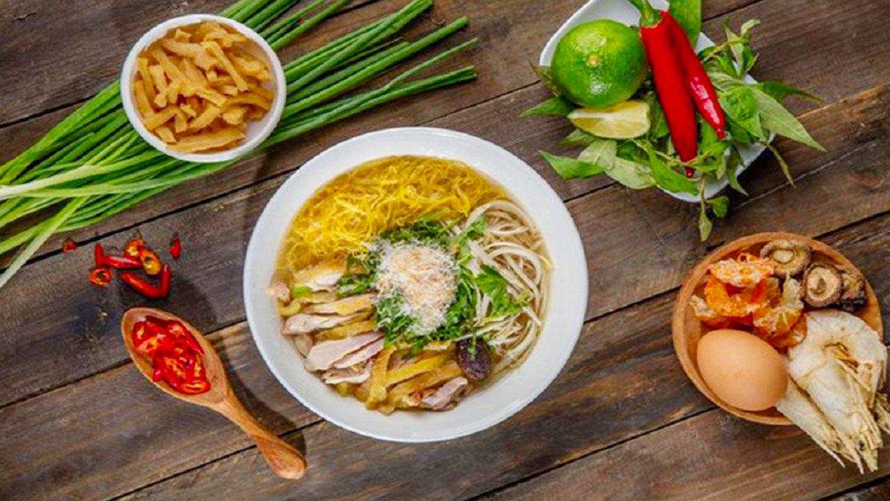 Bát bún thang Hà Nội với sắc màu tươi ngon