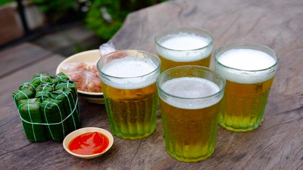 Tourists enjoying Bia Hoi and local food on Hanoi Beer Street