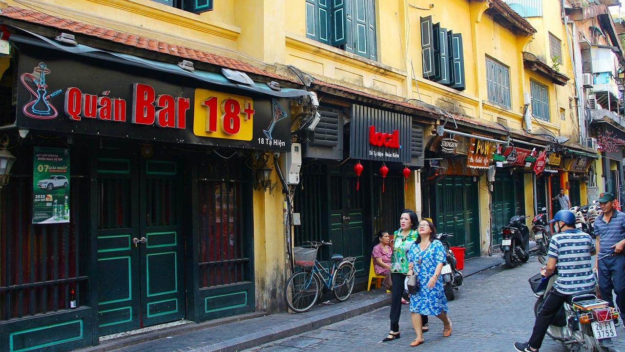 Time-lapse of Ta Hien Street transforming from quiet day to bustling night