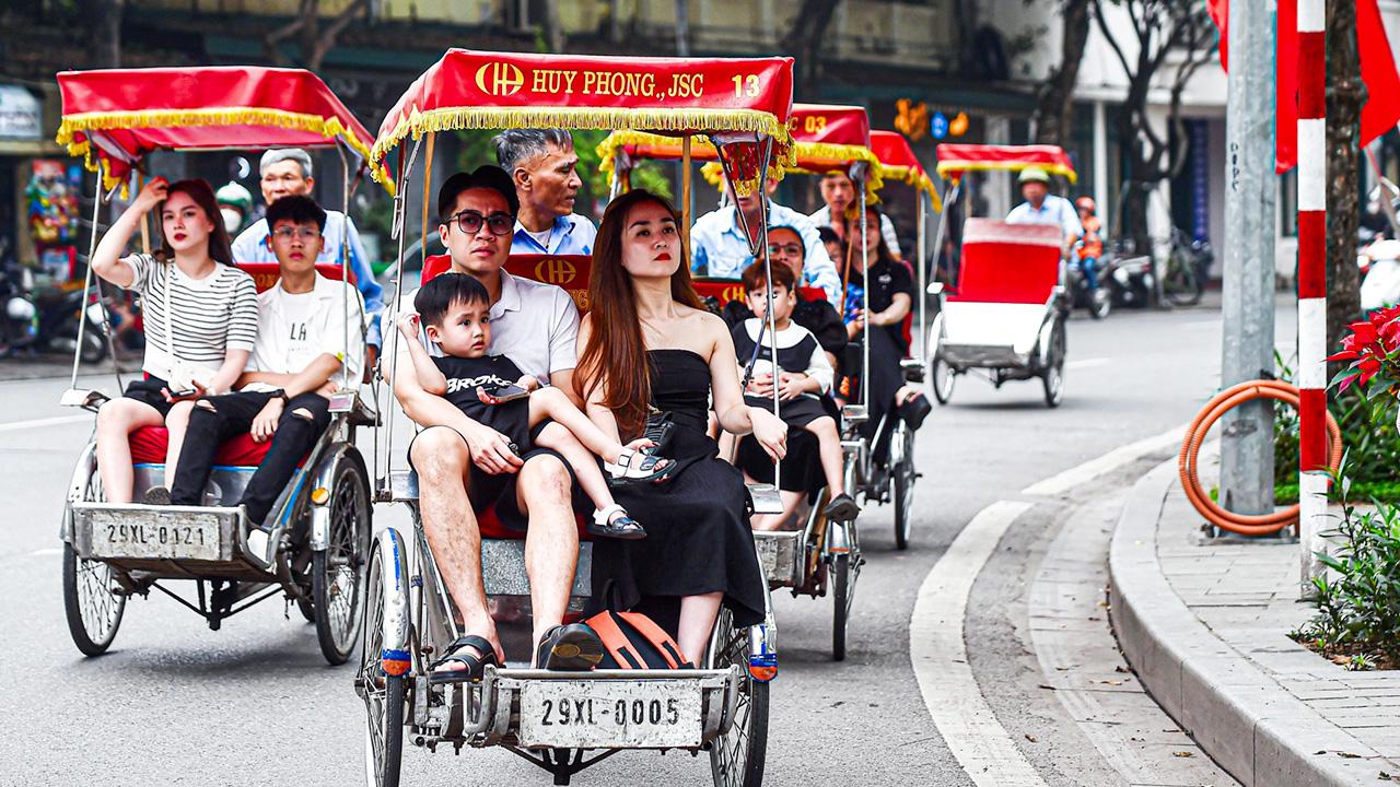 Du khách ngồi xích lô dạo quanh phố cổ Hà Nội