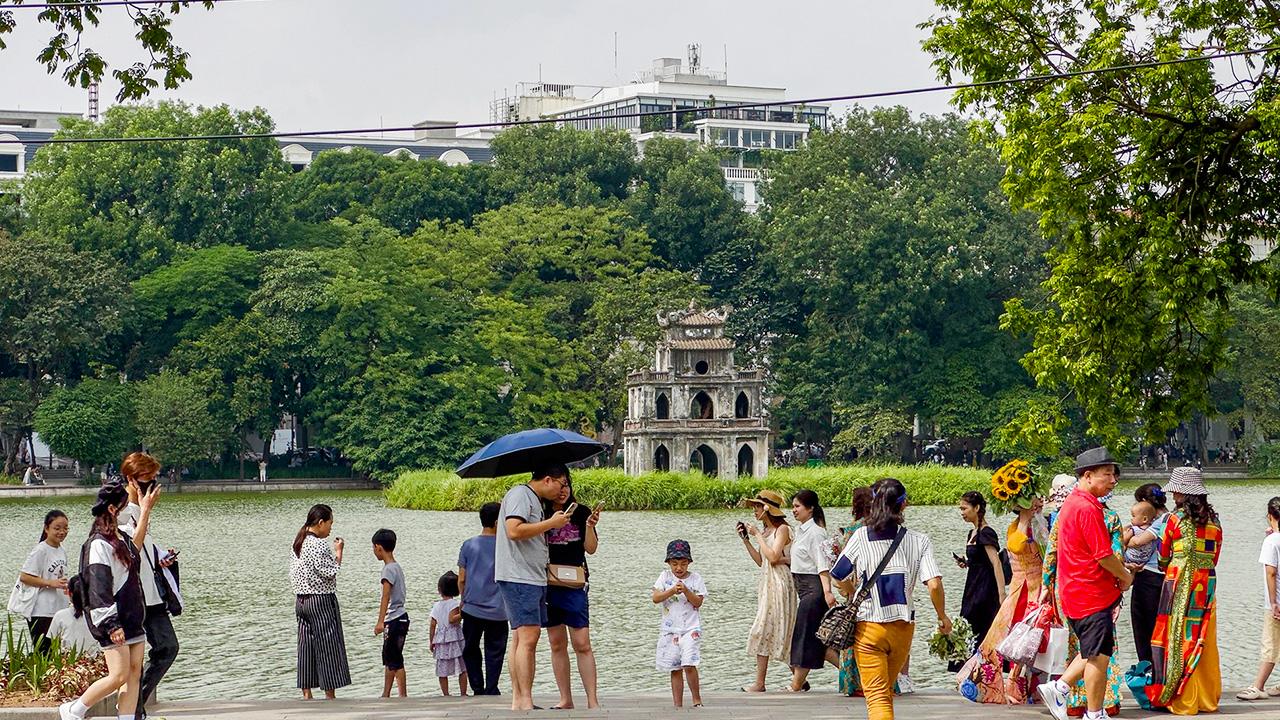 Phố đi bộ Hà Nội tấp nập du khách và nghệ sĩ đường phố vào buổi tối cuối tuần