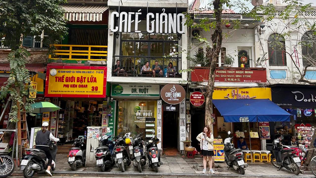 Cốc cà phê trứng nổi tiếng tại quán Cafe Giảng Hà Nội