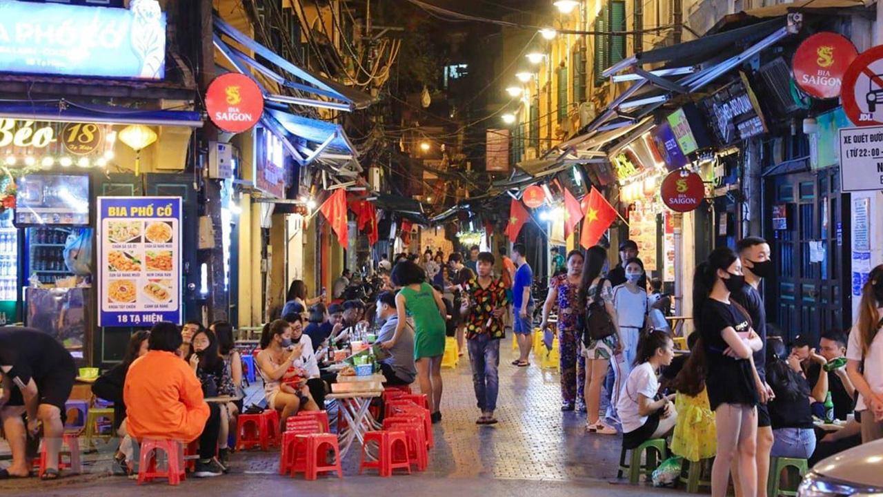Mâm món ăn đặc sản Hà Nội với phở, bún chả, nem rán và cà phê trứng