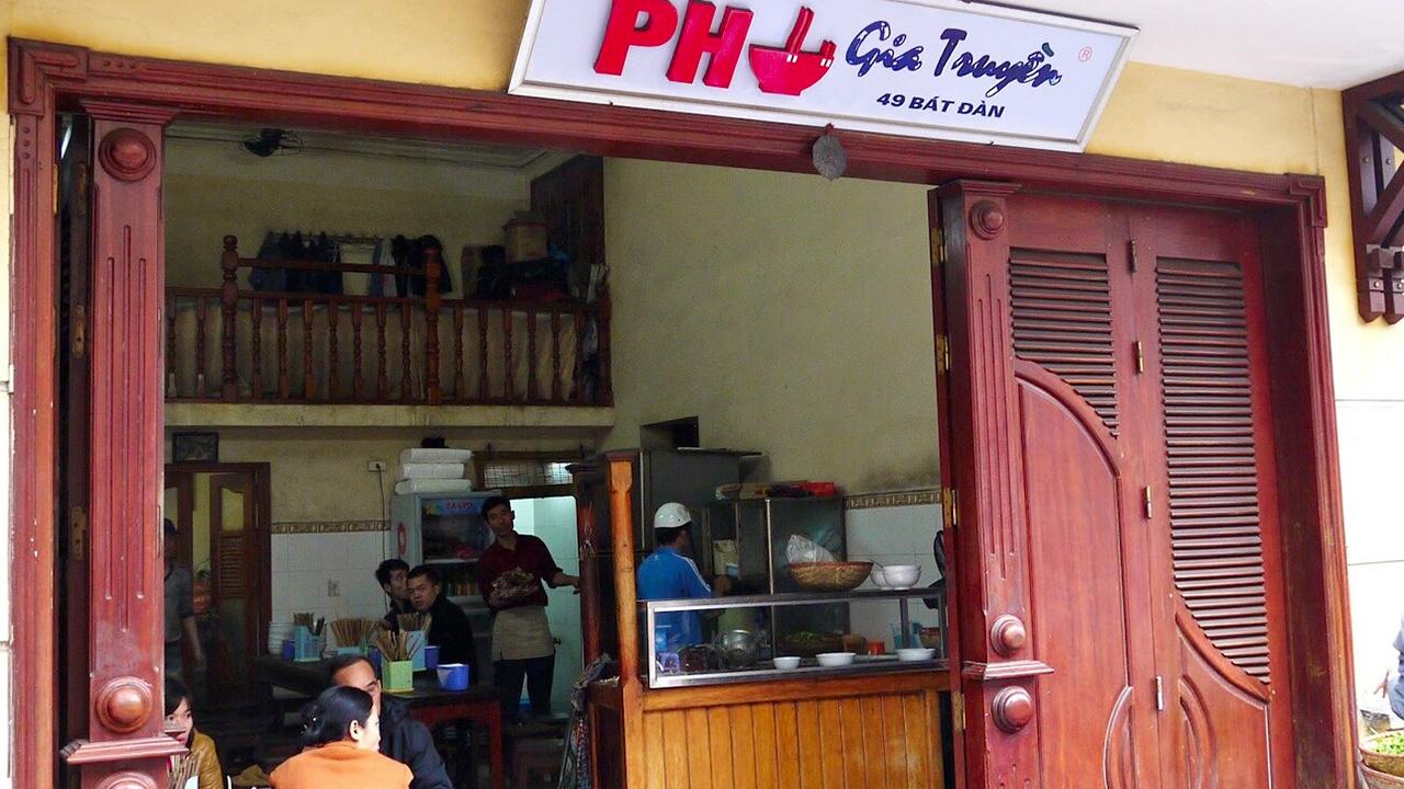 Bát phở bò truyền thống Hà Nội với hành lá và chanh ớt
