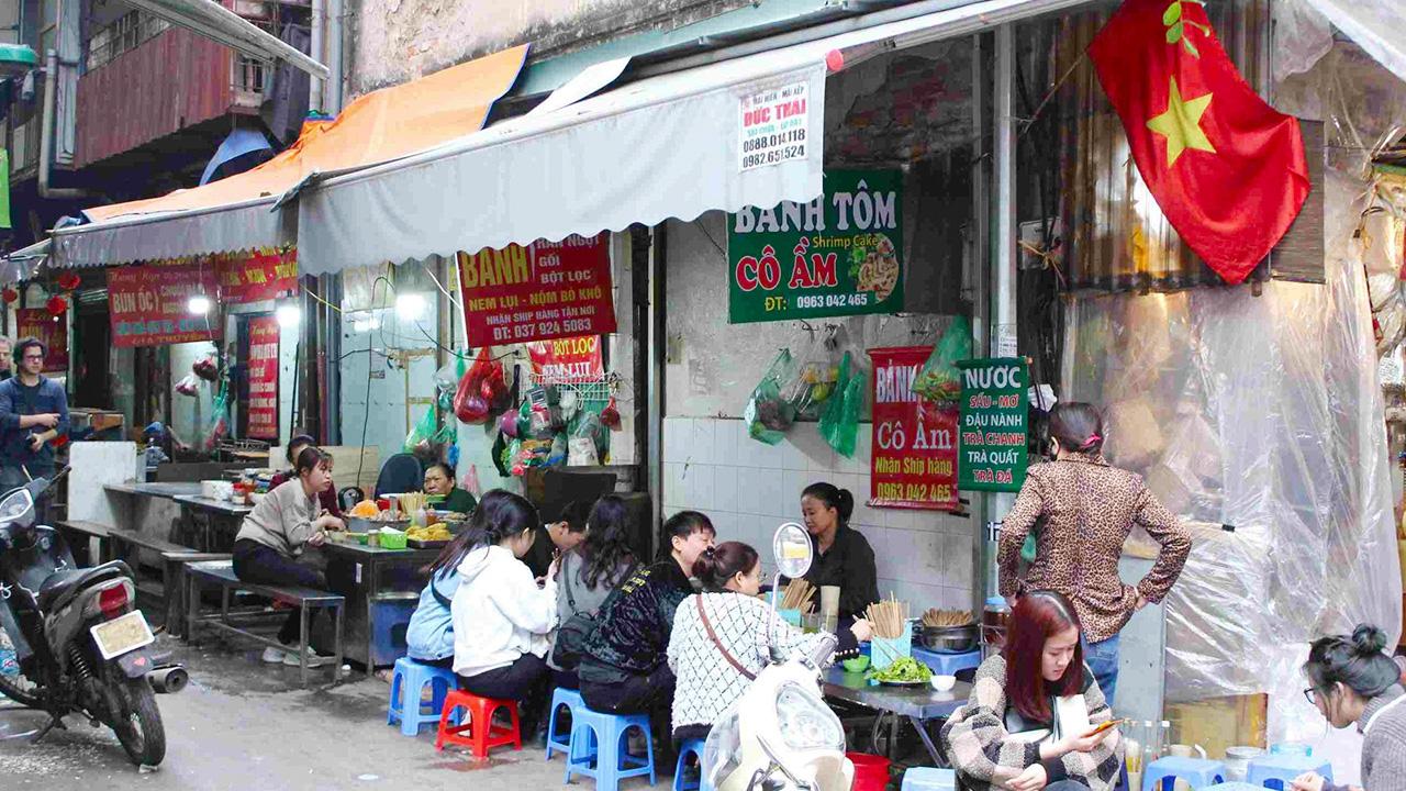 Các món quà vặt như nem chua rán, bánh gối, chè Hà Nội