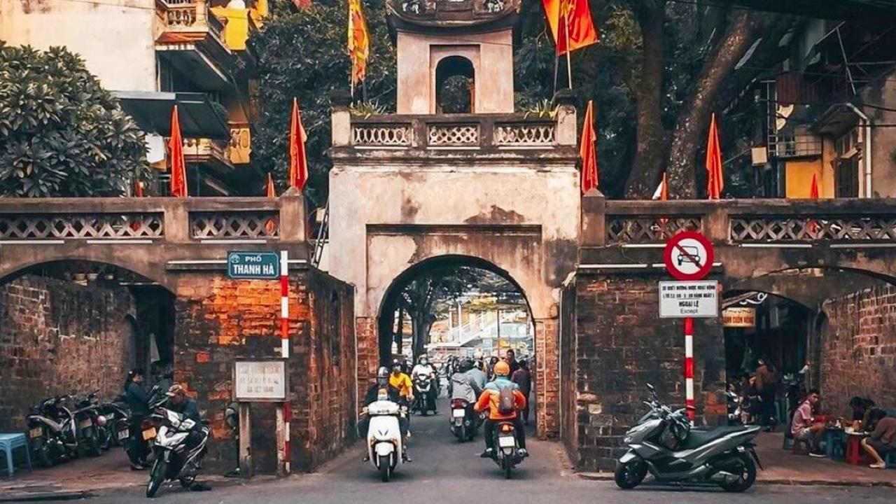 Khu phố cổ Hà Nội nhìn từ trên cao với mái ngói rêu phong và phố nhỏ tấp nập