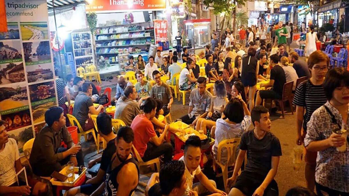 Phố ẩm thực Tống Duy Tân về đêm với các quán ăn sáng đèn