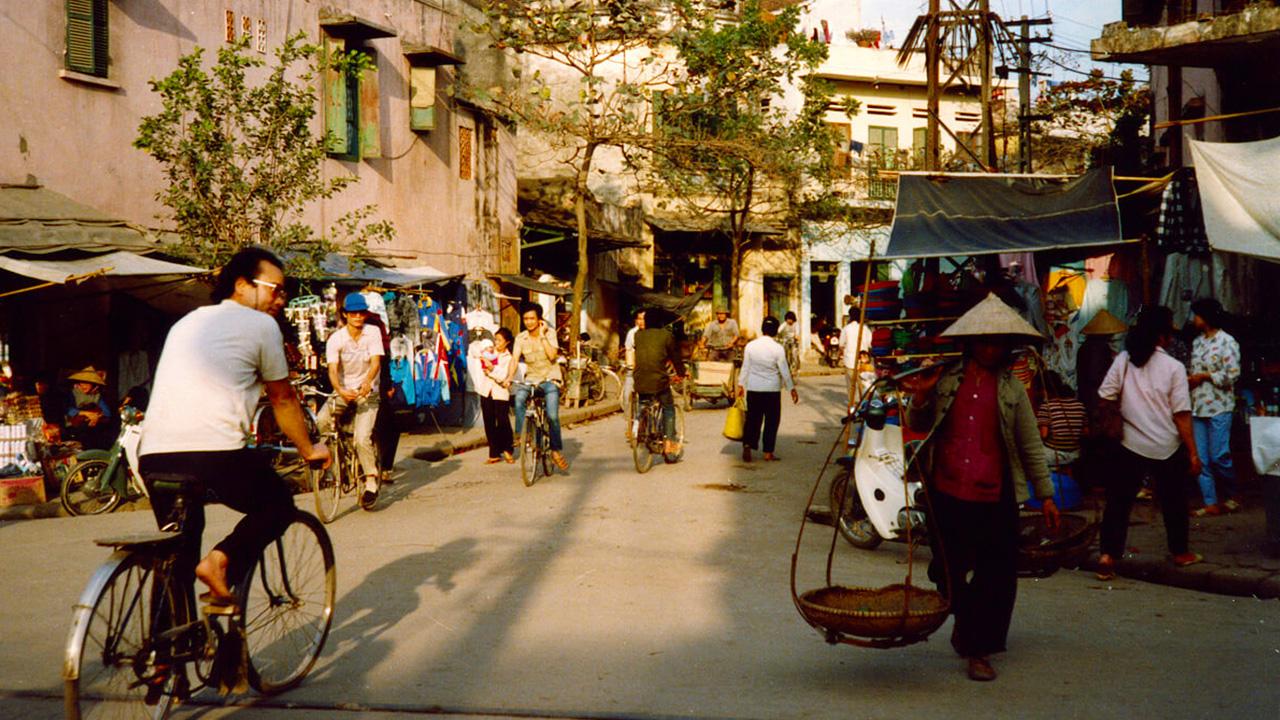 Con phố cổ nhộn nhịp với những ngôi nhà cổ và biển hiệu xưa cũ