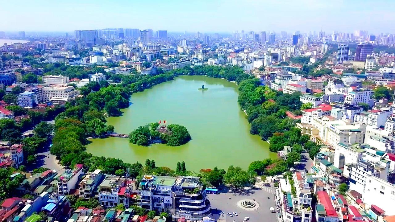 Hồ Hoàn Kiếm buổi sáng với Tháp Rùa giữa hồ và hàng cây soi bóng