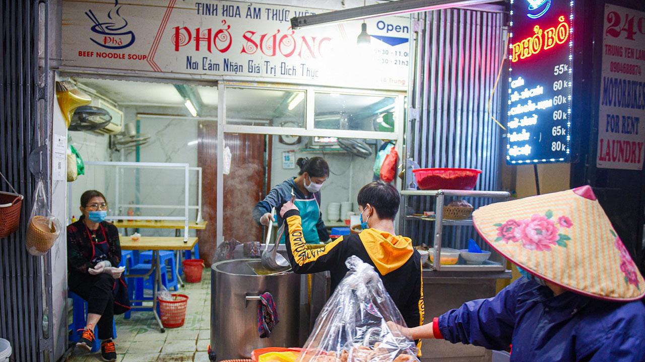 Quán phở Sướng Hà Nội và tô phở bò tái nạm nổi tiếng.