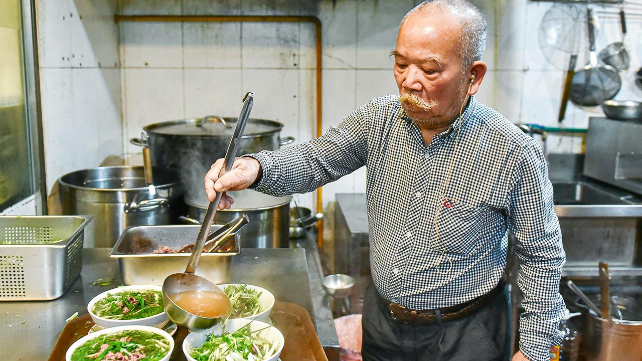 Tô phở Thìn Lò Đúc với thịt bò tái lăn và nhiều hành lá.