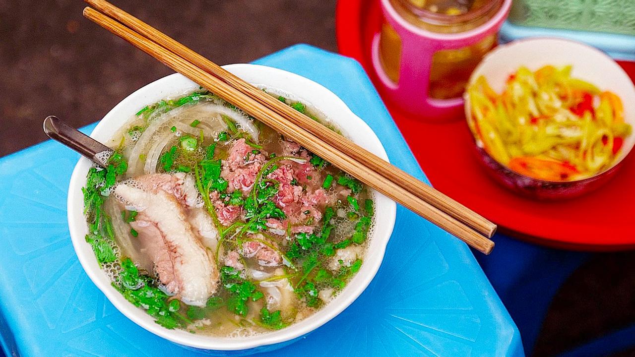 Tô phở Hà Nội và thực khách nước ngoài đặt câu hỏi.
